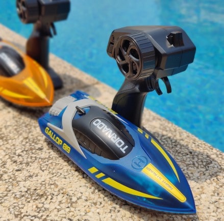 Pool Racing - Ferngesteuerte Boot für Poolparty auf Mallorca mieten